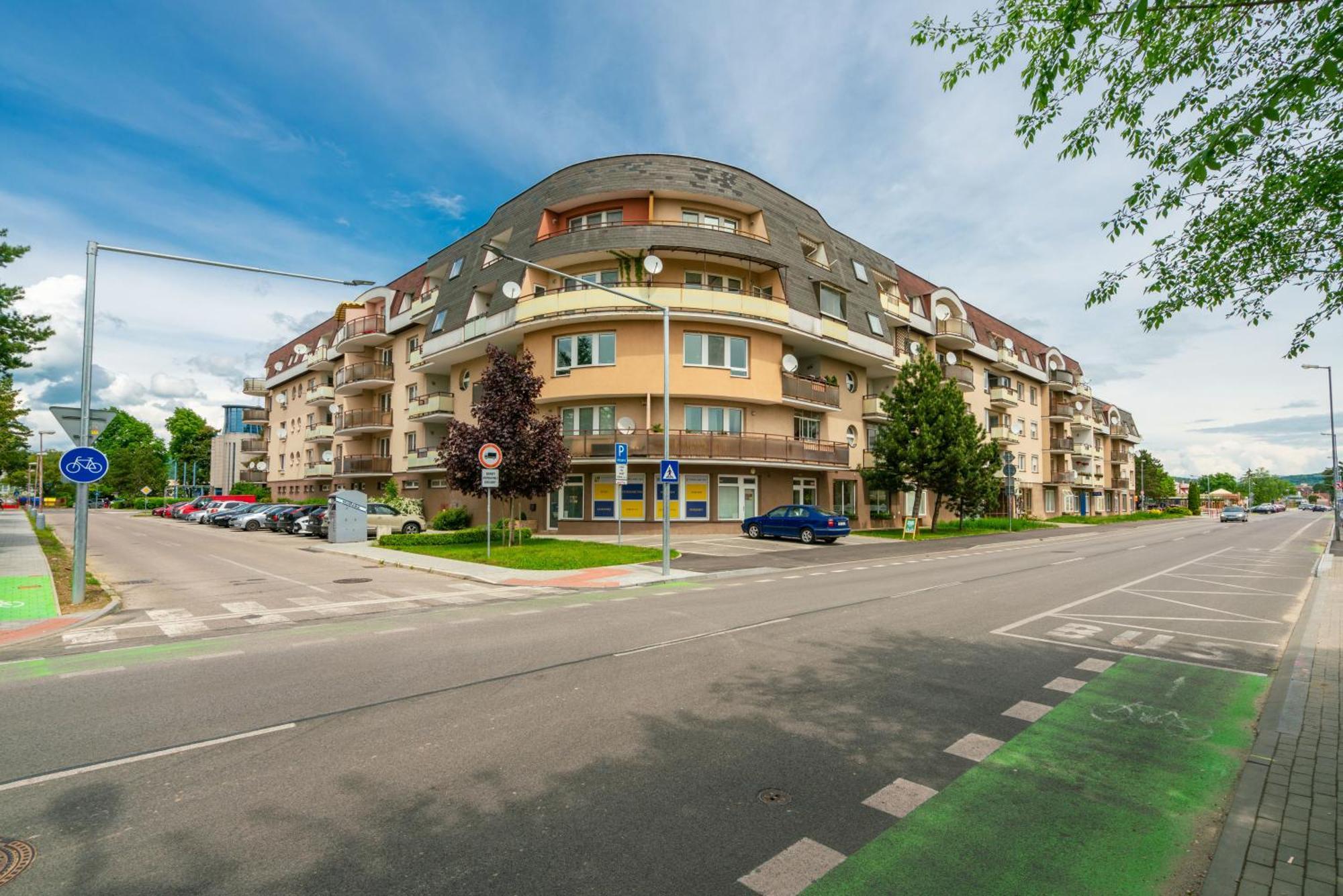 Apartmany Zlatovska Тренчин Экстерьер фото